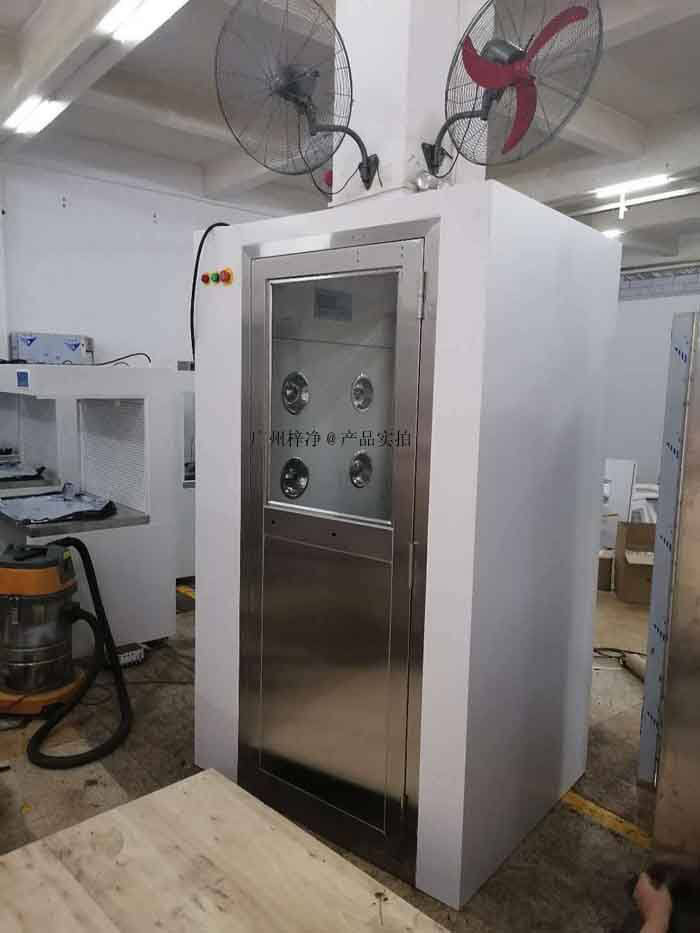 風淋室的外殼尺寸，包括長度、寬度和高度。