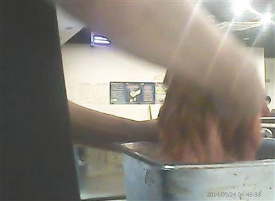 在開餐前，烤肉店一名員工正徒手攪拌肉片。
