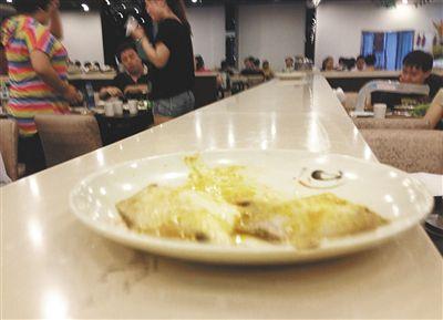 客人剩下的魚，被擺在一旁的石臺上，它們隨后被送往后廚，繞一圈后再次出現在餐臺。
